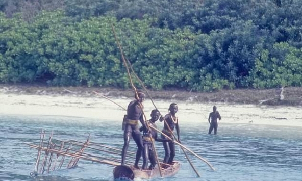 Một lon Coca-Cola du khách để lại có thể xoá sổ cả một bộ lạc