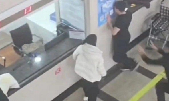 Ghen tuông vì bác sĩ nam khám cho vợ bầu, chồng đến đại náo bệnh viện, đòi 'mai ly hôn' và húc đầu vào tường tự tử