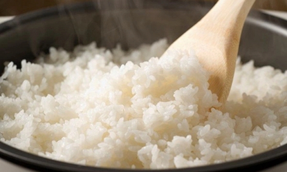 1 mẹo nhỏ giúp cơm nguội mềm xốp như mới nấu, chỉ với một viên đá