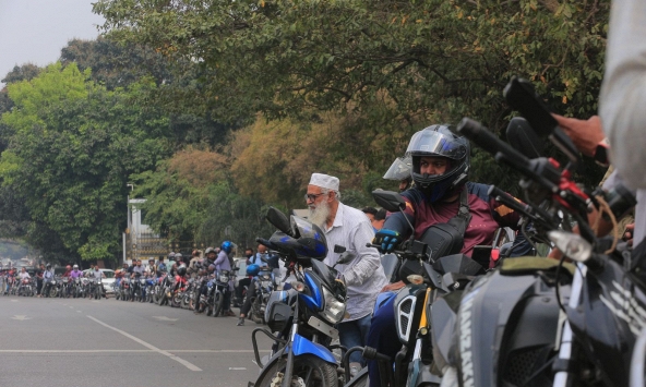 Không phải tắc đường, đây là dòng người vô tận chờ đổ xăng tại 1 quốc gia châu Á: Vấn đề không phải giá bao nhiêu nữa