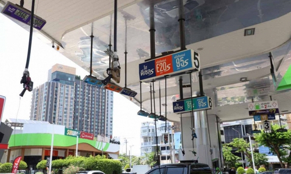 Láng giềng Việt Nam ghi nhận giá xăng cao kỷ lục