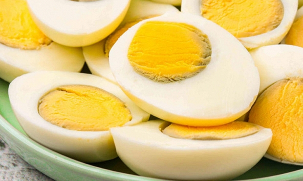 Trứng luộc có vòng màu xanh quanh lòng đỏ có an toàn để ăn không?