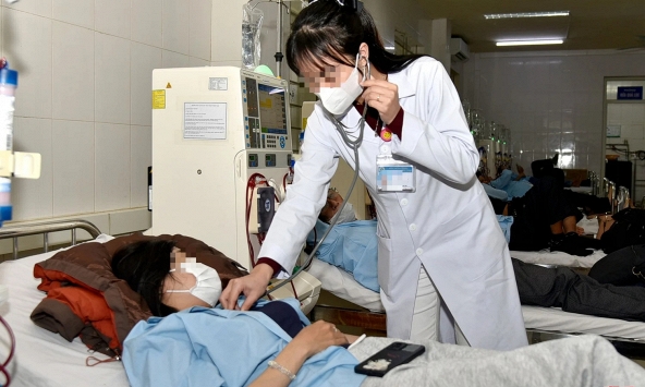 Uống 2 cốc nước 'vạn người mê' mỗi ngày, cô gái 25 tuổi cấp cứu trong tình trạng suy thận, suy hô hấp