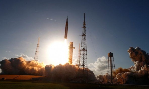 Khoảnh khắc quan trọng của nhân loại: Con tàu đưa 4 phi hành gia trở lại khám phá Mặt trăng lần đầu sau hơn 50 năm đã cất cánh!