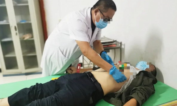 Ai mạnh khỏe hơn giữa người chăm uống nước lọc và người chăm uống trà? Cứ nhìn người đàn ông này là rõ!