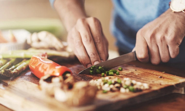 Ngừng ngay việc thái những thực phẩm này trên thớt gỗ, rất nhiều người Việt làm sai
