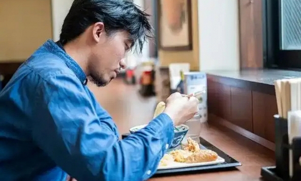 Người đàn ông 45 tuổi tử vong vì viêm tụy, bác sĩ nhắc: 5 thực phẩm nên tránh ăn vào bữa tối