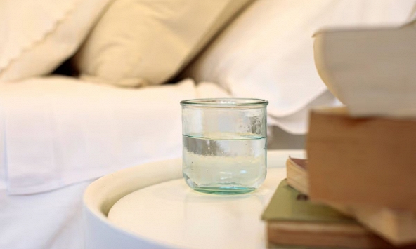 Không phải mê tín, đây là lý do tại sao nên đặt 1 cốc nước ở nhiệt độ phòng cạnh giường ngủ