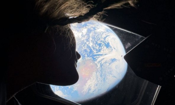 Nỗi cô độc lộng lẫy của hành tinh xanh: Những phát biểu của nữ phi hành gia duy nhất trên Artemis II khiến chúng ta bừng tỉnh