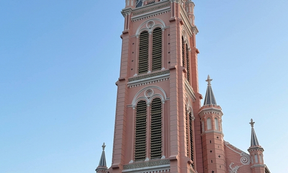 Khách Tây, khách Thái bay ngàn cây số đến TP.HCM vì lụy nhan sắc Nhà thờ hồng lúc hoàng hôn