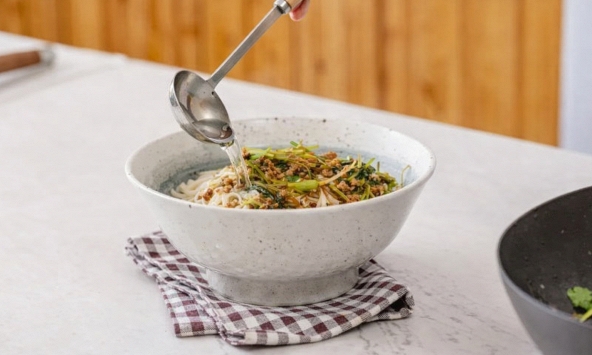 Người đàn ông 55 tuổi ngày nào cũng cho giấm vào đồ ăn, 6 tháng sau khám sức khỏe bác sĩ lo lắng: 'Ông đã ăn gì vậy?'