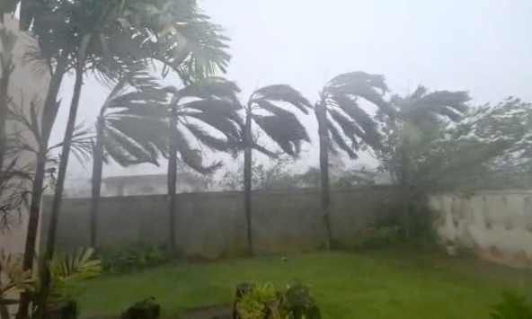 Siêu bão mạnh nhất hành tinh Sinlaku chính thức đổ bộ: Gió giật 240km/h, mái tôn bay khắp nơi, Tổng thống Mỹ ban bố tình trạng khẩn cấp