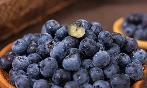 Người phụ nữ 61 tuổi kiên trì ăn việt quất mỗi sáng suốt 4 năm, kết quả khám khiến bác sĩ gật gù: “Cách này rất ổn”