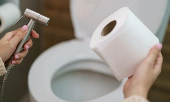 Dùng giấy vệ sinh hay vòi xịt sạch hơn? Chuyên gia tiết lộ điều khiến hàng triệu người ngỡ ngàng