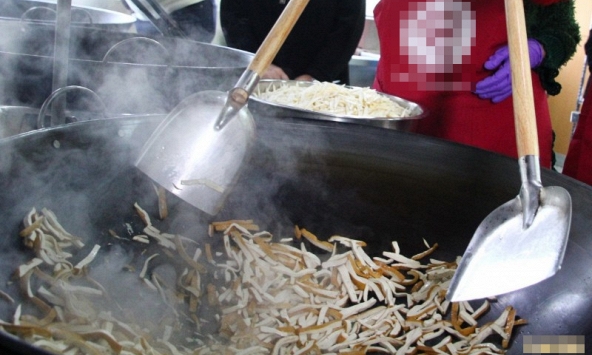 Vợ chồng chủ cửa hàng buffet cùng mắc ung thư phổi vì 3 thói quen nấu nướng suốt 20 năm, nhiều người Việt mắc sai lầm tương tự