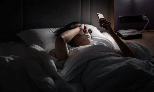 Không phải mê tín, tại sao thức giấc nửa đêm KHÔNG nên nhìn đồng hồ?