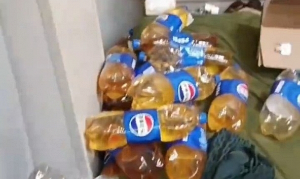 Khách trọ để lại hàng chục chai nước tiểu chất kín phòng, chủ nhà mất 2 tiếng mới dọn hết