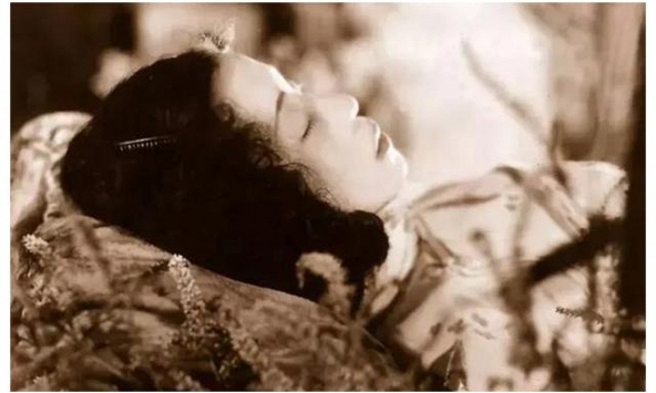 Một mỹ nhân qua đời từng gây xúc động cả Thượng Hải, 300.000 người đưa tang dài 5km, 5 người tự vẫn theo vì quá đau buồn