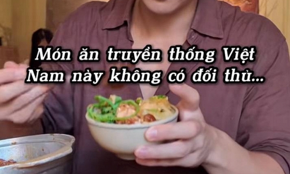 Bị mẹ giục về nước, khách Nhật xin nán lại vì bận đánh bay 5 bát cơm Việt