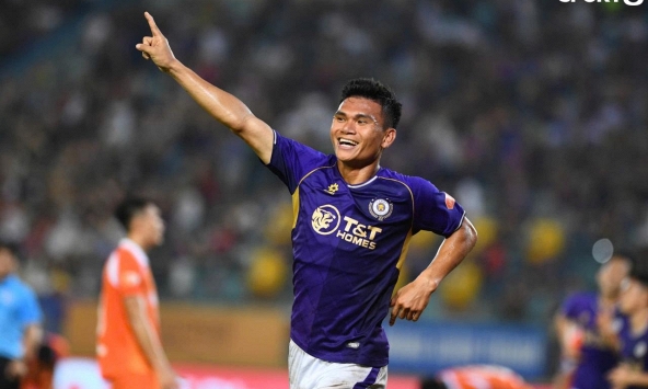 Vợ Xuân Mạnh bế hai con ăn mừng cuồng nhiệt khi chồng ghi bàn cho Hà Nội FC: Hậu phương mạnh cỡ này!