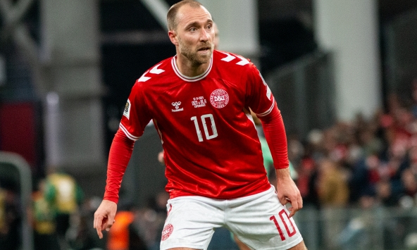 Christian Eriksen lại đổ gục trên sân