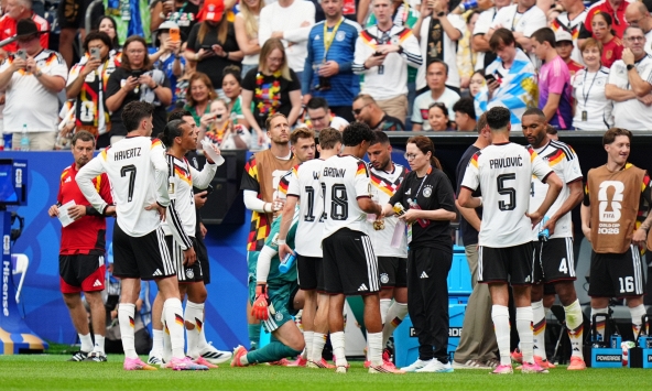 FIFA bị chỉ trích kịch liệt vì 'trò hề' ở World Cup: Sân bóng mát rượi, trọng tài vẫn dừng trận đấu để 'làm mát'