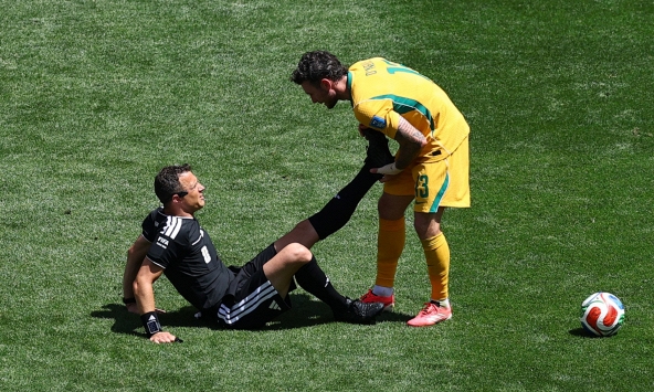 Sự cố 'dở khóc dở cười' World Cup: Trọng tài bị chuột rút trong trận Mỹ thắng 2-0 Australia, giành vé vào vòng 32 đội