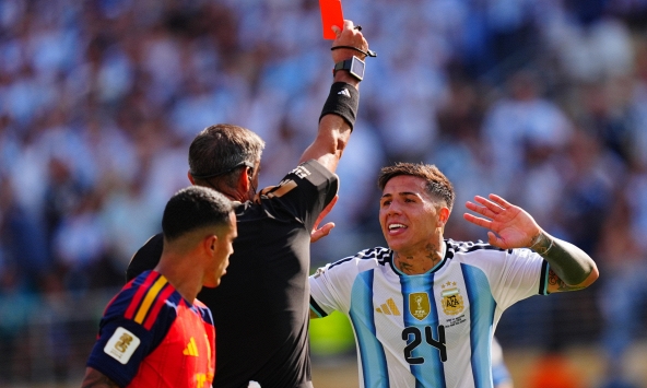 Enzo Fernandez nhận thẻ đỏ tai hại hủy hoại cả Argentina