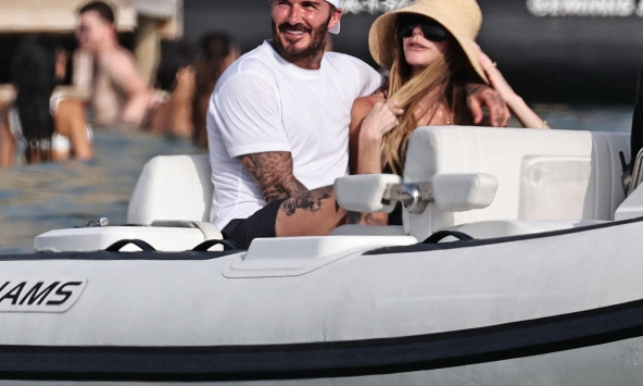 Beckham tình tứ ôm Victoria trên du thuyền, nàng WAG khoe vóc dáng nuột nà ở tuổi 52