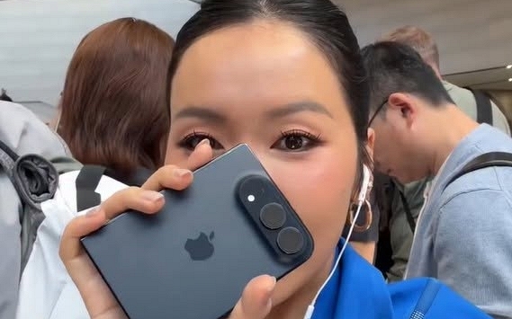 Nghe An Phương trải nghiệm thực tế iPhone Duo gập ngay tại Apple Park: Cảm giác cầm nắm đã tay, màn hình 7.6 inch không tì vết