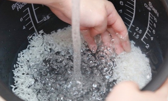 Lời khuyên đến những ai hay vo gạo trong ruột nồi cơm điện