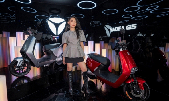 Phương Ly – Rhymastic mang dàn xe điện thông minh lên cả sân khấu ra mắt MV