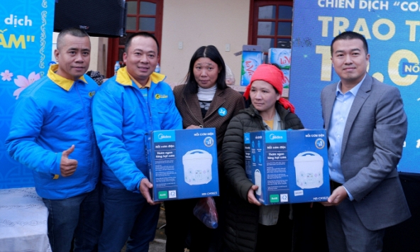 Tình người ấm áp trong buổi lễ Điện Máy Xanh trao 10.000 nồi cơm điện cho người nghèo dịp Tết