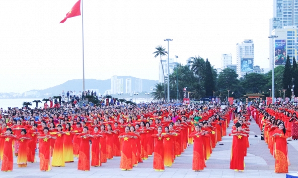 Khánh Hòa: Hơn 3.000 phụ nữ diễu hành tôn vinh áo dài Việt Nam