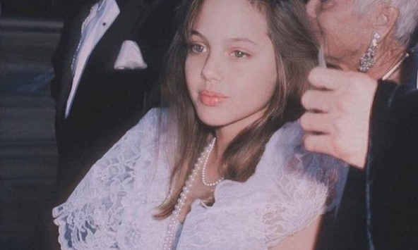 Nhan sắc 'ngọc nữ' Holloywood từ năm 11 tuổi của Angelina Jolie