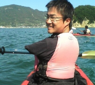 Nhà văn cụt cả tay, chân bị tố ngoại tình với 50 phụ nữ, phụ bạc vợ chạy theo tình mới