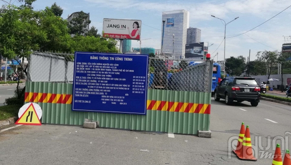 Chính thức đặt lô cốt sửa chữa đường Nguyễn Hữu Cảnh