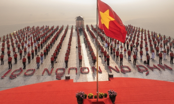 Lễ 30/4: Du khách hào hứng với vạn góc check-in đỏ rực màu cờ trên núi Bà Đen