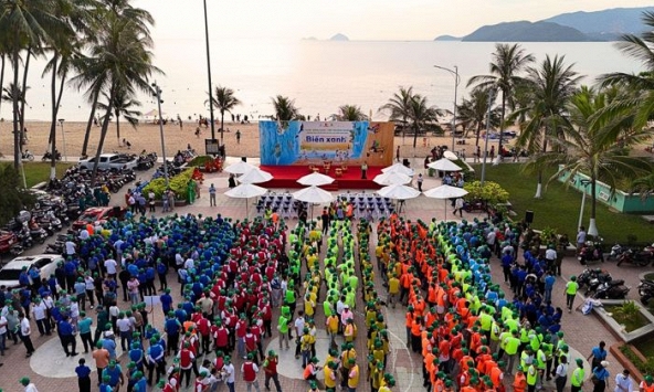 Gần 10.000 người vingroup và tình nguyện viên ra quân làm sạch bờ biển tại 28 tỉnh, thành phố