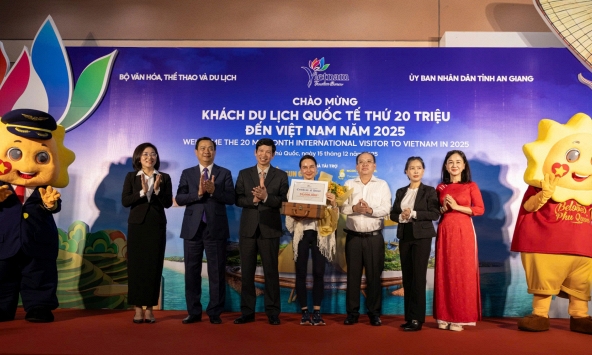 Việt Nam đón khách du lịch quốc tế thứ 20 triệu, ghi dấu mốc tăng trưởng chưa từng có trong 65 năm qua