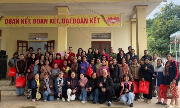 Đoàn thiện nguyện CLB Nhà Báo Nữ Việt Nam đến với bà con Tân Hợp