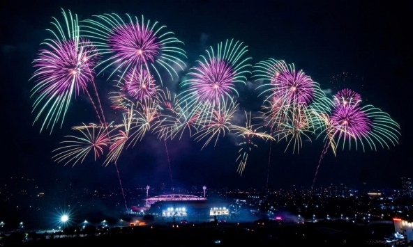 Pháo hoa rực sáng bầu trời Hà Nội, lan tỏa niềm tin và khí thế mới mừng Đại hội XIV của Đảng thành công