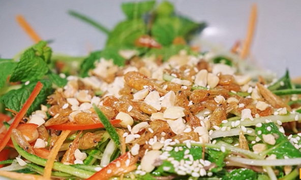 Tôm đồng nộm rau củ – hương vị đồng quê mộc mạc qua tay nghề nghệ nhân Lê Văn Khánh