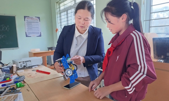 Cô giáo Vàng Thị Dính - người 'thắp lửa' STEM, Robot trên cao nguyên đá