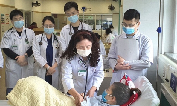 Những đóa hoa áo trắng: Những người giữ nhịp đập sự sống