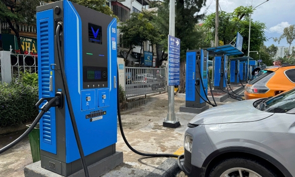 Mô hình trạm sạc tích hợp tại bến xe tạo thuận lợi cho tài xế dịch vụ