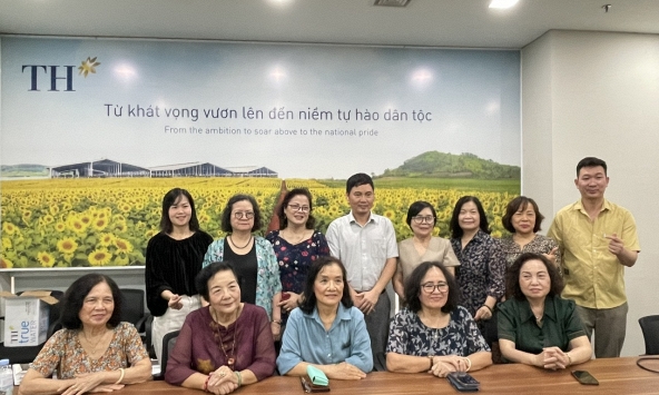Hội Nữ trí thức Việt Nam thăm Nhà máy Chế biến Thực phẩm sạch TH: Chung tầm nhìn vì dinh dưỡng học đường và thực phẩm sạch cho người Việt