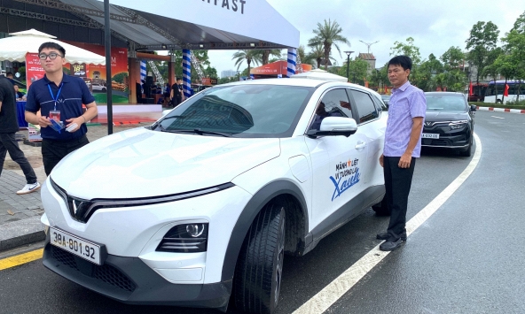 Từ tò mò với xe điện, khách hàng Hà Tĩnh “choáng” với công nghệ, sức mạnh của VinFast VF 6 chỉ sau một vòng lái thử
