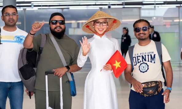 Giữa dàn thí sinh quốc tế, Vân Phạm chọn kể câu chuyện Việt Nam bằng áo dài và nón lá