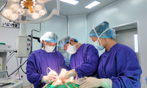 Vinmec Nha Trang phẫu thuật ung thư tuyến giáp không để lại sẹo: Giữ trọn giọng nói và sự tự tin cho người bệnh